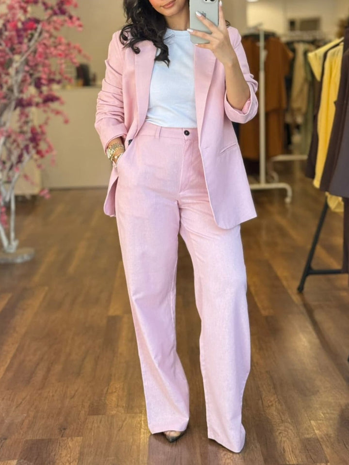 Emilia – Conjunto rosa de elegancia moderna