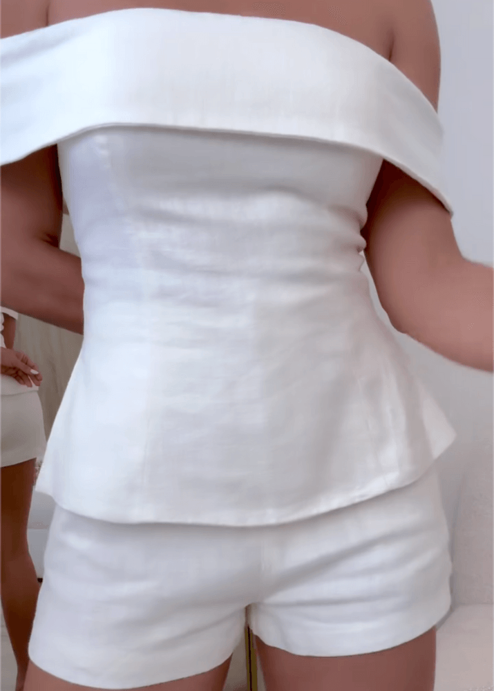 Natalia – Conjunto blanco de pureza elegante