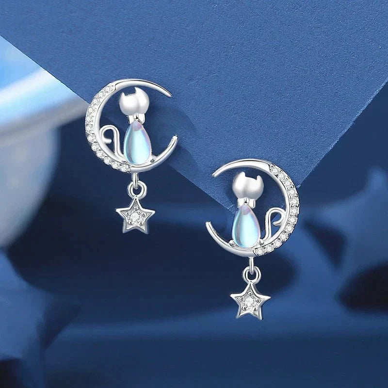 Pendientes de plata 925 con diseño de gato, luna y estrella, adornados con circonitas.
