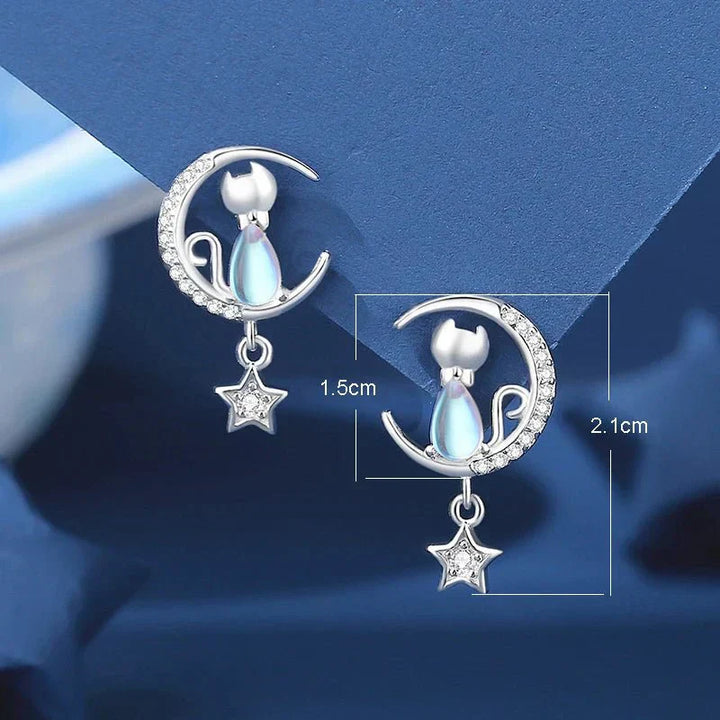Pendientes de plata 925 con diseño de gato, luna y estrella, adornados con circonitas.