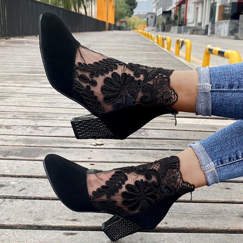 Leona – Elegantes Zapatos de Tacón de Encaje Floral