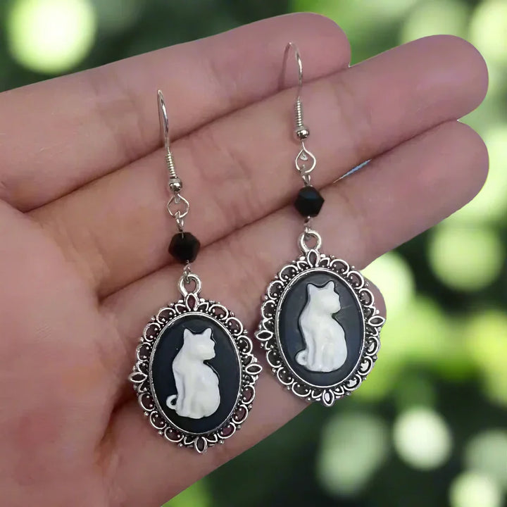 Pendientes Vintage de Gato Blanco con Marco Plateado - Elegancia para Mujeres