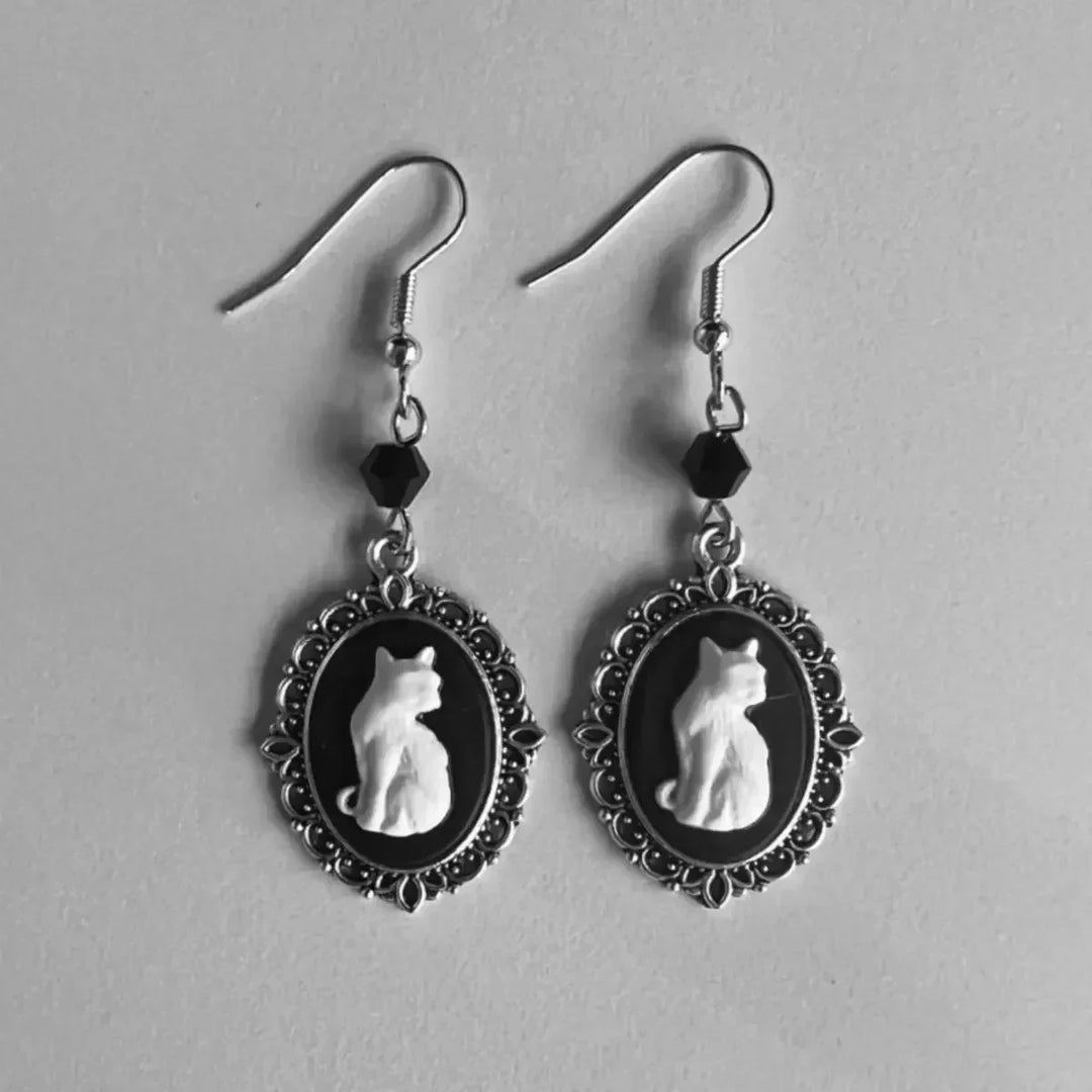 Pendientes Vintage de Gato Blanco con Marco Plateado - Elegancia para Mujeres