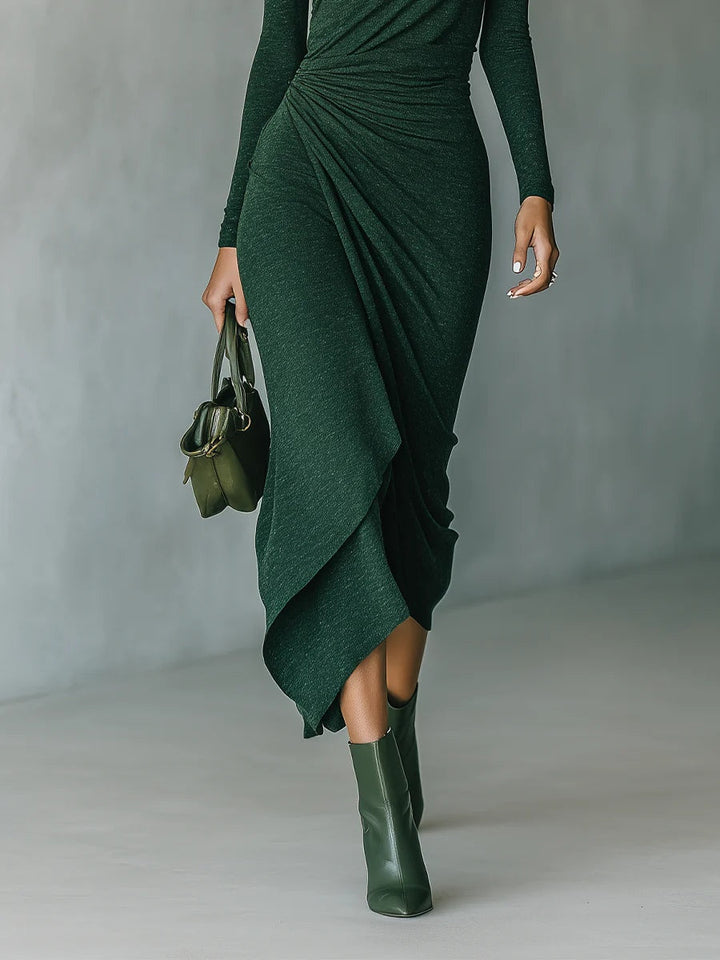 Vestido midi asimétrico verde oscuro con pliegues y cuello alto