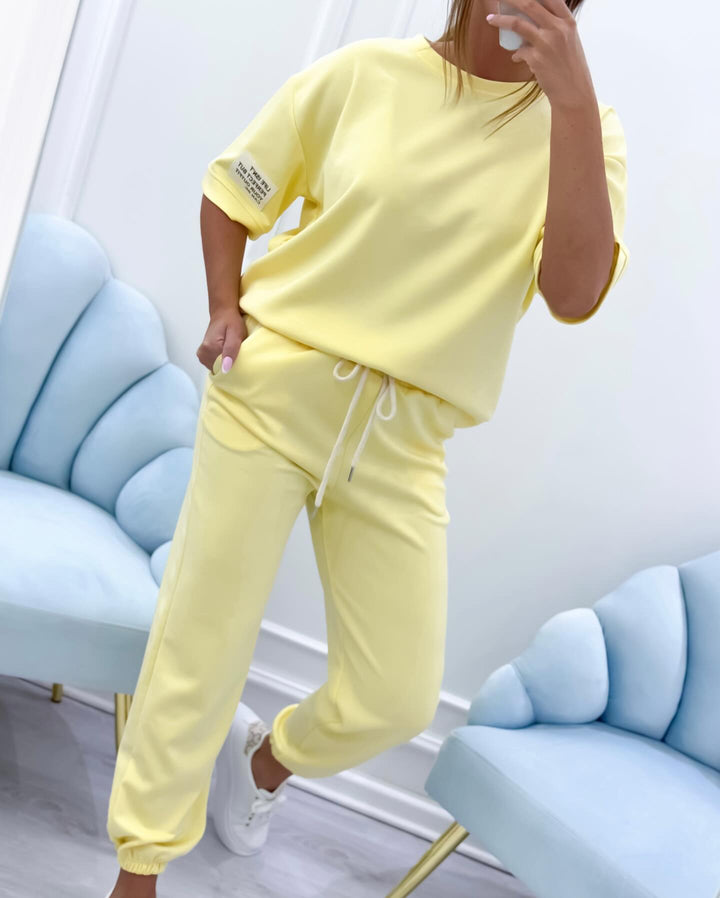 Conjunto casual de mujer con top liso y pantalones