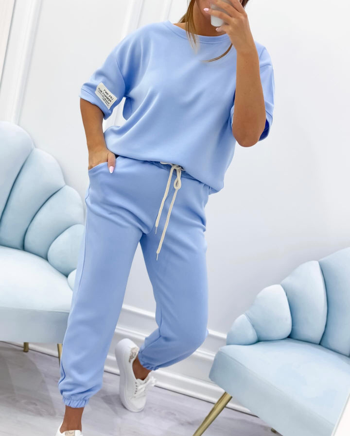 Conjunto casual de mujer con top liso y pantalones